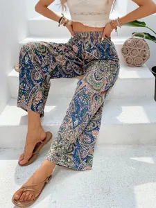 Dettaglio di pantaloni larghi stile boho con stampa paisley ed elastico in vita