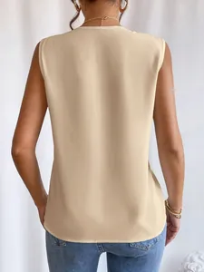 Detailansicht der Rückseite eines minimalistischen beigen ärmellosen Sommertops