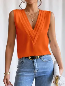 Detailansicht einer orangefarbenen ärmellosen Damenbluse mit modischem V-Ausschnitt-Design