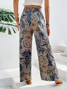 Vista posteriore di pantaloni larghi con stampa paisley boho e vita alta elastica.