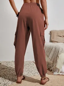Vista posterior de pantalones cargo marrón rojizo con cintura elástica