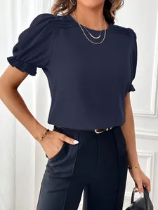 Elegante camicetta blu navy a girocollo con maniche a sbuffo e polsini con volant.