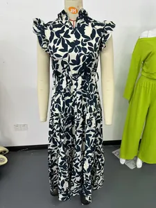 Vista detallada de un vestido de verano con estampado de hojas y mangas con volantes.