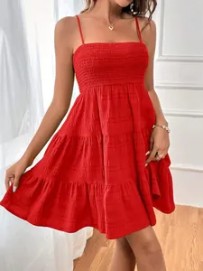 Robe camisole rouge texturée avec une jupe à plusieurs niveaux et un corsage froncé.