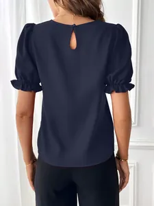 Vista posteriore dettagliata della camicetta blu navy con maniche a sbuffo e bottone