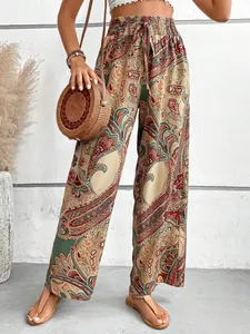 Vista dettagliata dei pantaloni larghi a fantasia paisley con vita elasticizzata.