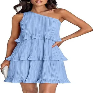 Elegante mini abito monospalla plissettato celeste con un design a balze a più livelli