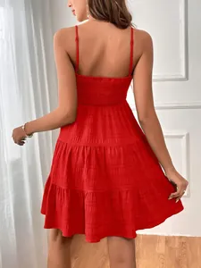 Vue arrière d'une mini-robe rouge à volants texturés avec dos élastique smocké.