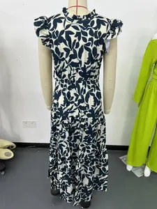 Vista trasera de vestido floral de verano con mangas de volante y falda de capas en maniquí.