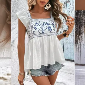 Blusa blanca bordada de estilo boho con cuello cuadrado y elegantes volantes