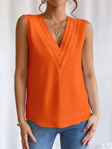 Nahaufnahme eines leuchtend orangefarbenen ärmellosen Sommertops mit V-Ausschnitt-Detail