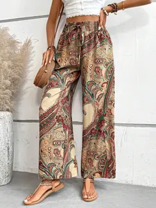 Vista dettagliata dei pantaloni larghi a stampa paisley boho con vita elastica.