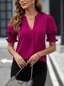 Elegante camicetta magenta con scollo a V e maniche a sbuffo mostrata su una modella