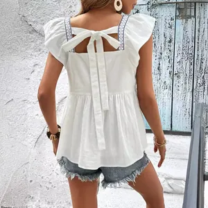 Blusa blanca con mangas de mariposa, escote cuadrado, bordados y lazo en la espalda