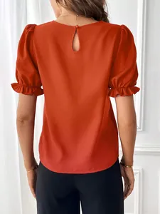 Dettaglio retro blusa elegante color terracotta con maniche a volant e apertura a goccia