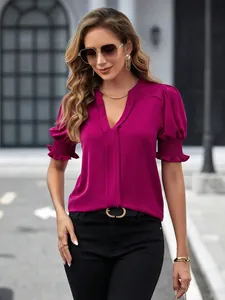 Elegante camicetta fucsia con scollo a V e maniche a sbuffo in uno stile urbano chic