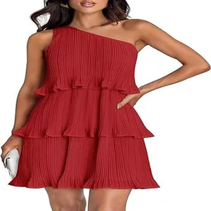 Elegante abito corto rosso monospalla a balze con una trama plissettata di classe