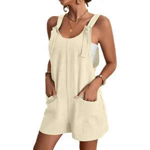Combinaison courte d'été beige élégante avec bretelles à nouer et poches larges
