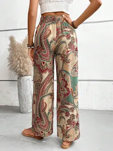 Pantaloni gamba larga stile boho con stampa paisley e vita alta elastica, vista posteriore.