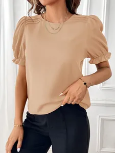 Elegante camicetta beige con maniche a sbuffo, spalle a pieghe e polsini a balze da donna.