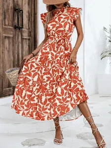 Vestido de verano con estampado de hojas naranjas, volantes y detalle de cinturón