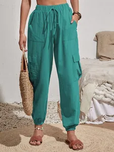 Pantalones cargo casuales en color verde azulado con cordón y bolsillos para el verano