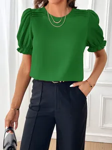 Vista dettagliata di un'elegante camicetta verde a maniche a sbuffo con scollo rotondo