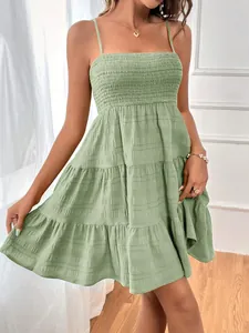 Gros plan sur le tissu texturé élégant et le design à étages de cette robe d'été verte