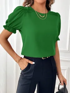 Elegante camicetta verde con maniche a sbuffo e pieghe alla moda sopra le spalle