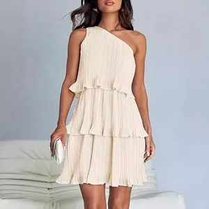 Elegante abito corto beige monospalla a balze con gonna a pieghe e volant a strati da donna