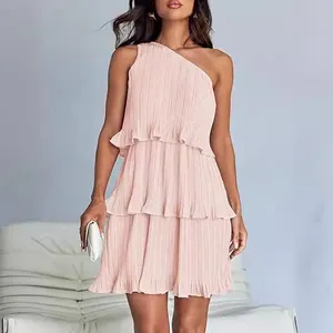 Elegante abito corto rosa chiaro monospalla a strati con volant per la moda estiva