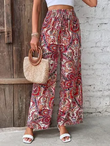 Dettaglio dei pantaloni a gamba larga con stampa paisley bohémien e vita elastica con coulisse