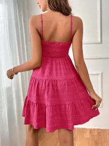 Vue arrière d'une robe d'été rose fuchsia à volants avec de fines bretelles réglables