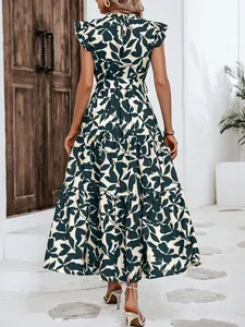 Vista trasera de un vestido largo de verano con estampado de hojas, mangas de volantes y falda.