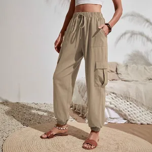 Pantalones cargo informales caqui para mujer con cintura elástica y bolsillos para el verano.