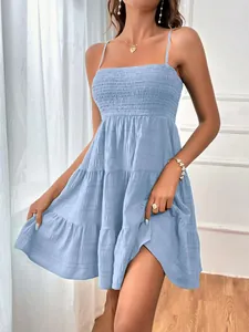 Gros plan sur la texture d'une robe d'été bleue à fines bretelles et bustier froncé