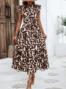 Detalle de un elegante vestido largo con estampado floral, mangas volantes y lazo en cintura