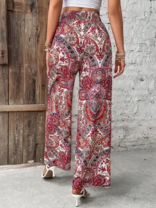 Vista posteriore dettagliata di pantaloni a gamba larga con stampa paisley estiva