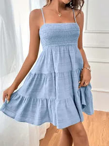 Détail d'une robe d'été bleu clair à volants avec tissu texturé et bustier smocké