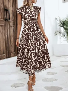 Elegante vestido maxi con estampado de hojas marrones, mangas de volante y lazo en cintura.