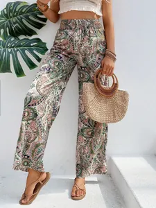 Dettaglio di pantaloni a gamba larga con stampa paisley e vita alta elasticizzata.