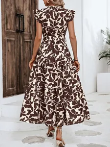 Vista trasera de un vestido largo boho con mangas de mariposa y estampado.