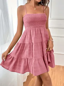 Vue détaillée de la mini-robe rose à volants texturés avec buste froncé et bretelles