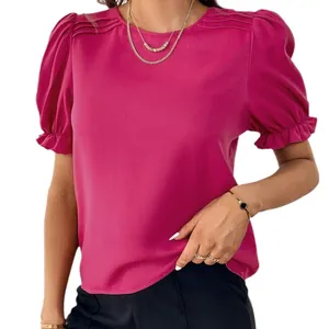 Elegante camicetta fucsia a maniche corte con scollo rotondo e maniche a sbuffo con volant