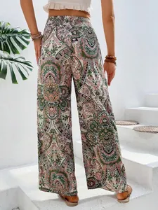 Vista posteriore dettagliata dei pantaloni larghi con stampa paisley e vita elastica