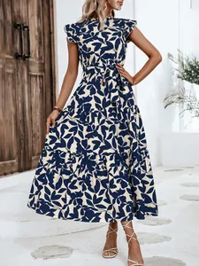 Elegante vestido largo con estampado de hojas azul marino, mangas de volantes y lazo.