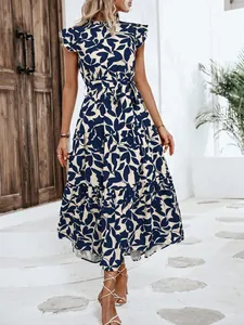 Vista detallada de un vestido de verano con estampado floral y mangas de mariposa