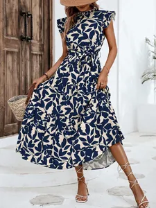 Vista detallada de un vestido largo de verano con estampado de hojas azules y volantes