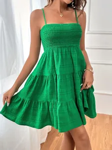 Vue détaillée du bustier smocké et de la texture de la robe d'été verte à bretelles