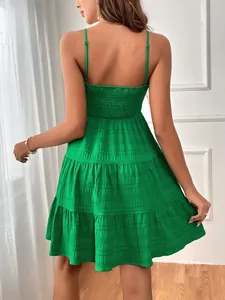 Détail de la vue arrière d'une robe d'été verte à fines bretelles et volants texturés